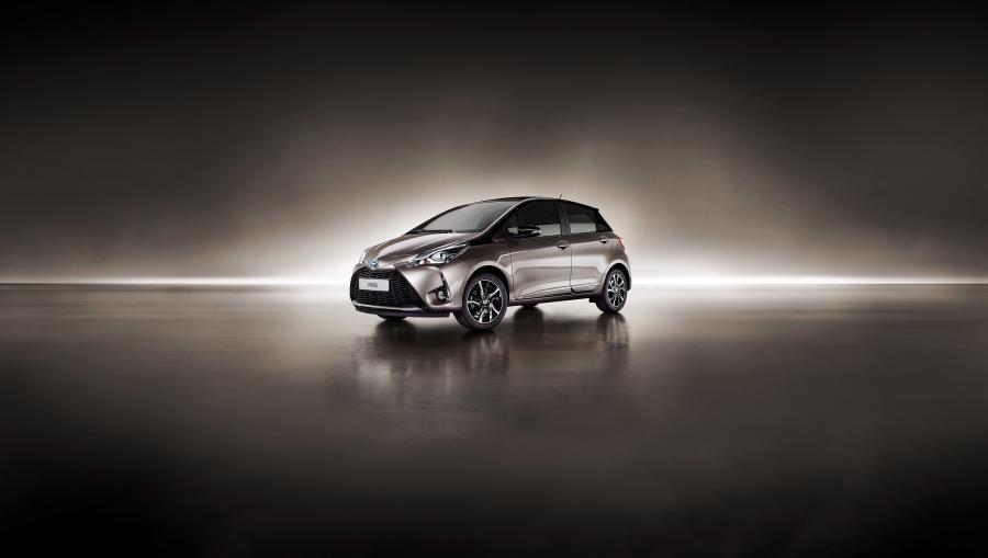  Toyota Yaris Hybrid Bi-Tone 2017 года  (фото 3 из 42)